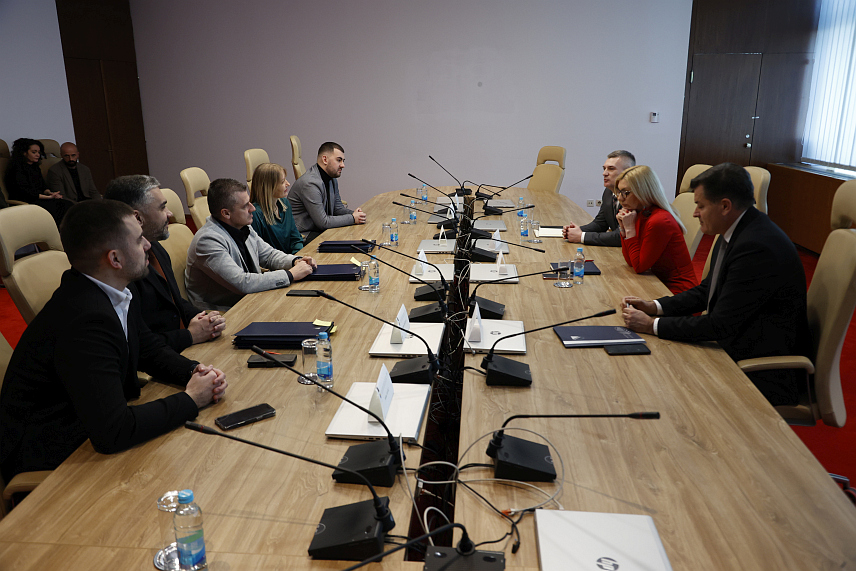 САРАЈЕВО, 4. ФЕБРУАР /СРНА/ - Студенти Правног, Филозофског и Економског факултета Универзитета у Источном Сарајеву у наредном периоду моћи ће да обављају праксу у Парламентарној скупштини БиХ након данас потписаног уговора. Уговор о обављању студентске праксе потписали су данас чланови Колегијума Секретаријата Парламентарне скупштине БиХ са представницима наведених факултета.	