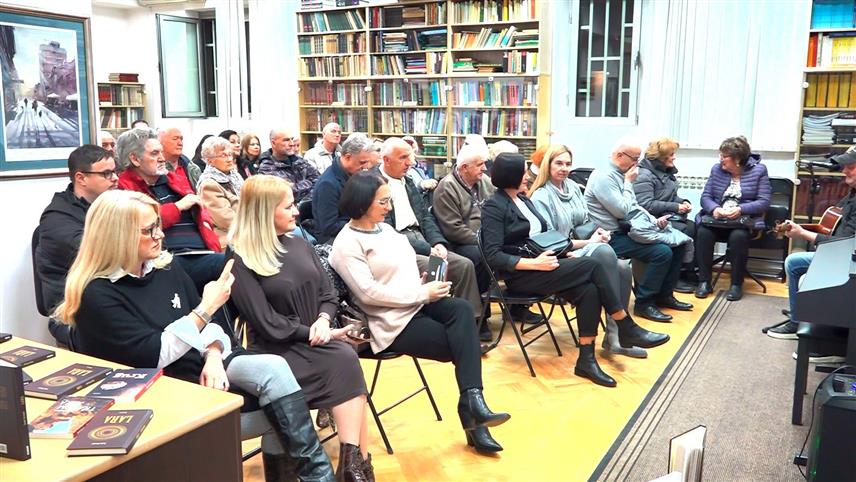ПРИЈЕДОР, 4. ФЕБРУАРА / СРНА/ - У Приједору je вечерас промовисан роман "Лара", најновије дјело аутора Самира Деумића, који говори о дјевојчици која је жртва породичног насиља и трговине људима.	