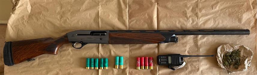 ПОДГОРИЦА, 4. ФЕБРУАРА /СРНА/ - Службеници Сектора за борбу против криминала и Регионалног центра безбједности Запад пронашли су, претресом објекта у мјесту Крушевице на Шавнику, оружје и дрогу, саопштено је из Управе полиције.