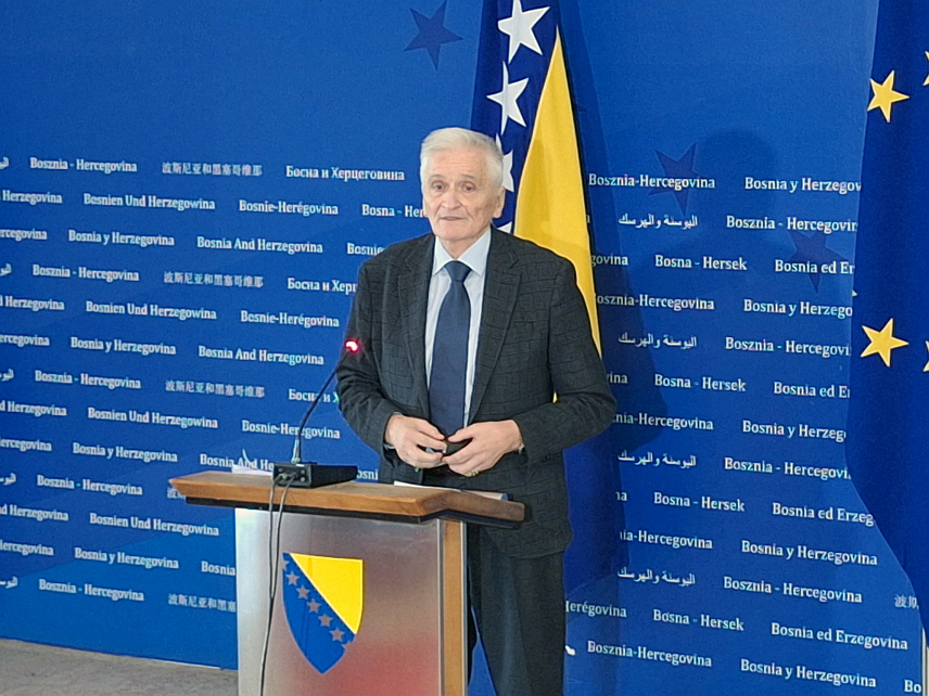 САРАЈЕВО, 5. ФЕБРУАРА /СРНА/ - Замјеник предсједавајућег Дома народа Парламентарне скупштине БиХ Никола Шпирић обавијестио је присутне чланове оба дома да сједници на којој је предвиђено да се постављају питања Савјету министара неће присуствовати већина делегата из Српског клуба у Дому народа.