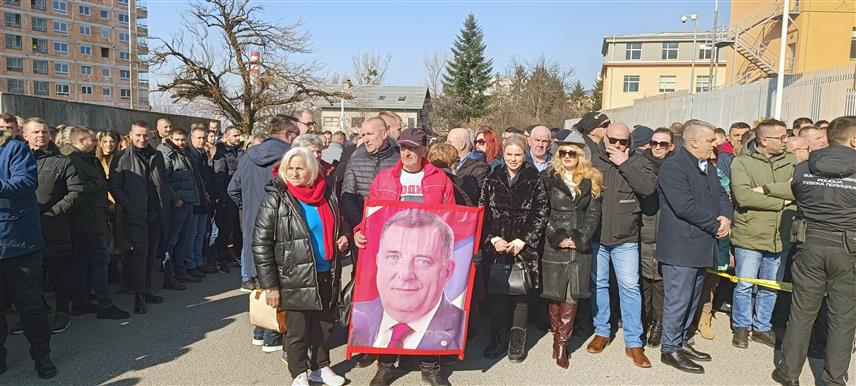 САРАЈЕВО, 5. ФЕБРУАРА /СРНА/ - Испред Суда БиХ у Сарајеву окупио се велики број грађана и званичника из Републике Српске како би још једном пружили чврсту подршку предсједнику Републике Српске Милораду Додику и вршиоцу дужности директора "Службеног гласника" Милошу Лукићу.