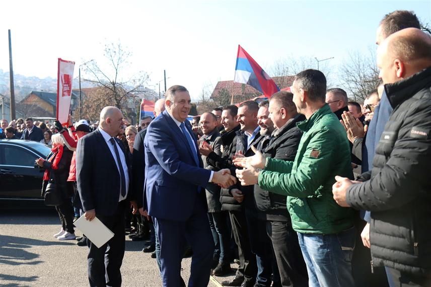 САРАЈЕВО, 5. ФЕБРУАРА /СРНА/ - Предсједник Републике Српске Милорад Додик стигао је у Суд БиХ гдје ће данас бити одржано рочиште у поступку против њега и вршиоца дужности директора "Службеног гласника" Милоша Лукића због "непоштовања одлука Кристијана Шмита".. /ФОТО: Борислав Здриња /