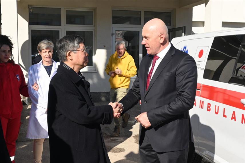 ПАЛЕ, 5. ФЕБРУАРА /СРНА/ - Паљанском Дому здравља "Стана Томић" данас је испоручено ново, модерно опремљено санитетско возило у вриједности од 116.000 КМ, захваљујући Влади Јапана.