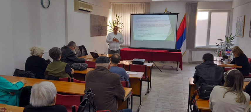 НОВИ ГРАД, 5. ФЕБРУАРА /СРНА/ - На подручју приједорске регије влада интересовање за пластеничку производњу која у условима екстремних временских прилика има предност због контролисаних услова.