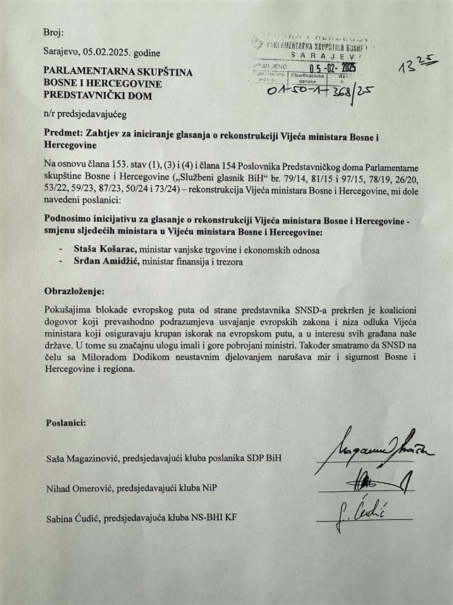 САРАЈЕВО, 5. ФЕБРУАРА /СРНА/ - Странке "тројке" - СДП, Народ и правда и Наша странка упутиле су данас у парламентарну процедуру иницијативу за смјену министара СНСД-а у Савјету министара - министра спољне трговине и економских односа Сташе Кошарца и министра финансија Срђана Амиџића.
