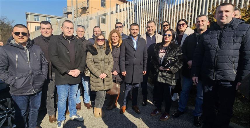 САРАЈЕВО, 5. ФЕБРУАРА /СРНА/ - Предсједник Општинског одбора СНСД-а у Козарској Дубици Игор Савковић са члановима испред Суда БиХ у Сарајеву.