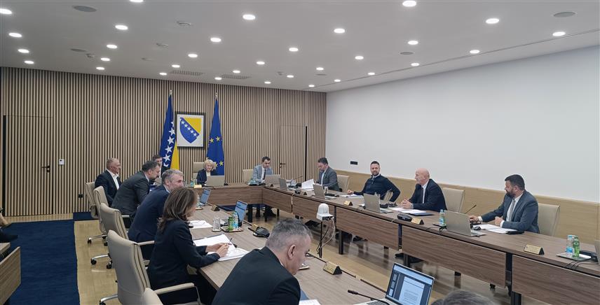 САРАЈЕВО, 5. ФЕБРУАРА /СРНА/ - У Сарајеву је одржана сједница Савјета министара, а са дневног реда је скинут Нацрт закона о суду БиХ, чији је предлагач Министарство правде у Савјету министара.