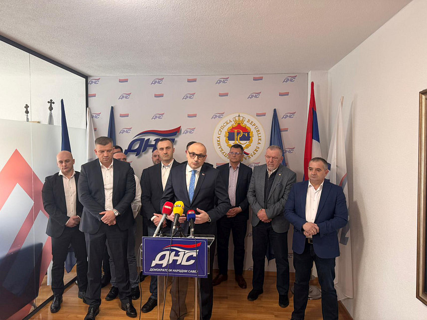 БАЊАЛУКА, 5. ФЕБРУАРА /СРНА/ - Представници Демократског народног савеза /ДНС/ и Народне партије Српске /НПС/ на конференцији за новинаре, након састанка.