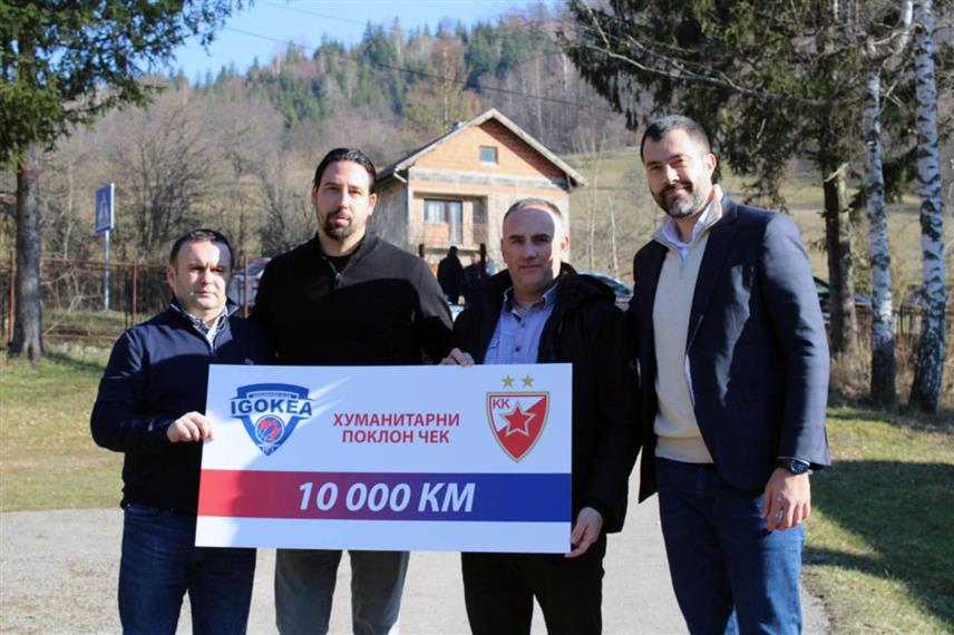 ПАЛЕ, 5. ФЕБРУАРА /СРНА/ - Представници Кошаркашког клуба /КК/ "Игокеа" из Лакташа Игор Додик и Вук Радивојевић и градоначелник Источног Сарајева Љубиша Ћосић уручили су по 10.000 КМ Удружењу за помоћ дјеци и омладини са посебним потребама "Сунце" са Пала и Удружењу дјеце и омладине са посебним потребама "Загрљај" из Источне Илиџе.