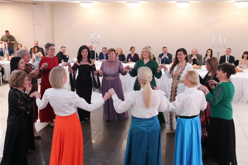 ДЕРВЕНТА, 5. ФЕБРУАР /СРНА/ - На петом Светосавском балу у Дервенти прикупљено је 16.779 КМ, а средства ће бити усмјерена за набавку возила за дијализне пацијенте, саопштили су организатори.