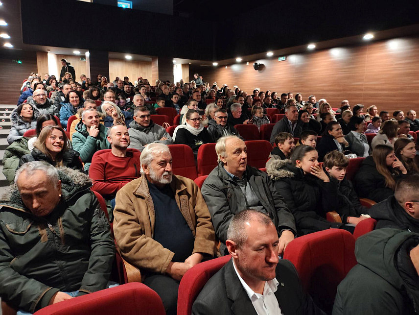 БРАТУНАЦ, 5. ФЕБРУАРА /СРНА/ - У оквиру девете Ревије руског филма у Братунцу, вечерас је у пуној биоскопској сали, приказан филм за дјецу "По штукином наређењу" режисера Александра Војтинског.