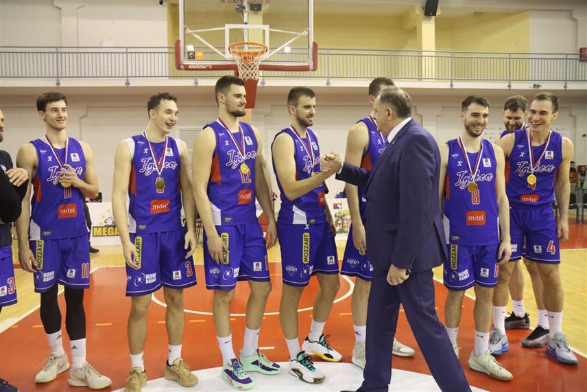 ПАЛЕ, 5. ФЕБРУАРА /СРНА/ - Кошаркаши "Игокее" из Александровца освојили су Куп Републике Српске након што су вечерас на Палама побиједили екипу "Јахорине" резултатом 73:56. /Фото Борислав Здриња/