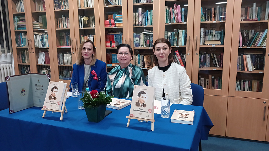 ИСТОЧНО САРАЈЕВО, 5. ФЕБРУАРА /СРНА/ - У Матичној библиотеци Источно Сарајево вечерас је промовисана књига "Испод ратног кишобрана" Риста Трифковића.	