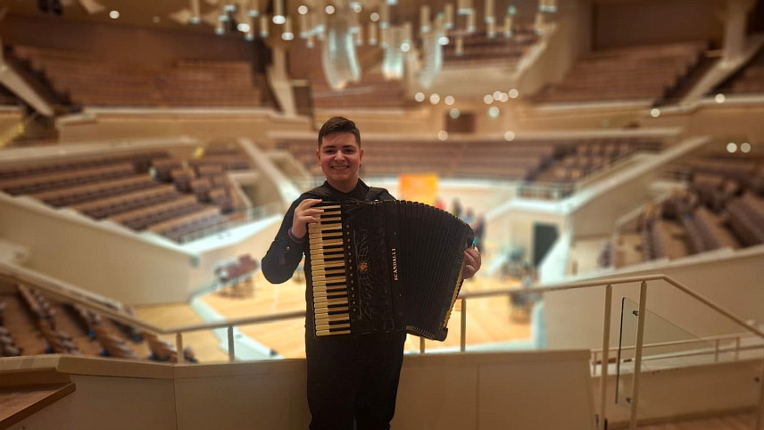 БИЈЕЉИНА, 5. ФЕБРУАРА /СРНА/ - Четрнаестогодишњи Ђорђе Перић, млади виртоуз из Бијељине, наступио је данас са Међународним камерним ансамблом на отварању престижног Фестивала "Уметност мења свет" у Берлинској филхармонији.