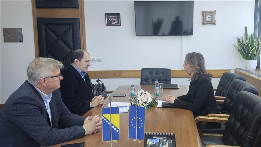 САРАЈЕВО, 5. ФЕБРУАРА /СРНА/ - Министар цивилних послова у Савјету министара Дубравка Бошњак и представници Удружења послодаваца Федерације БиХ /ФБиХ/ истакли су да је потребна ефикаснија процедура како би се обезбиједило боље повезивање квалификована радне снаге с потребама послодаваца.