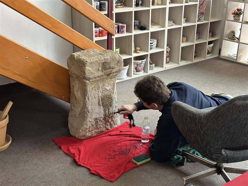 РОГАTИЦА, 5. ФЕБРУАРА /СРНА/ - Магистар археологије Михајло Џамтовски нада се да ће споменик из римског периода, највјероватније из трећег вијека, пронађен у кориту ријеке Ракитнице бити инспирација домаћим и страним археолозима да покрену археолошка истраживања у општини Рогатица.