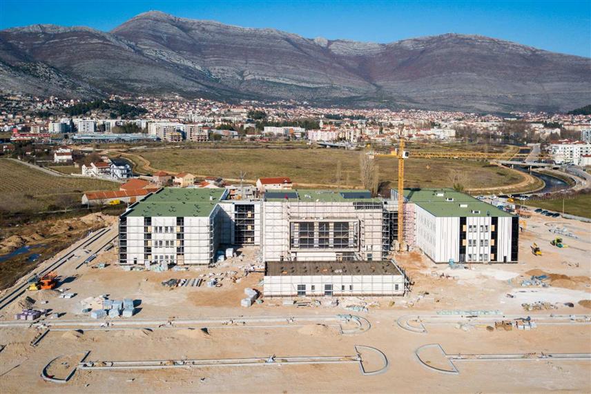 ТРЕБИЊЕ, 6. ФЕБРУАРА /СРНА/ - Градња нове болнице у Tребињу тече предвиђеном динамиком, а планирано је да буде завршена до половине септембра или у октобру, изјавио је Срни директор Болнице Требиње Недељко Ламбета.