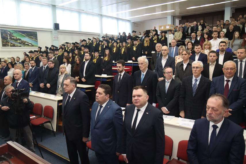 БАЊАЛУКА, 6. ФЕБРУАРА /СРНА/ - Свечаности поводом 50 година рада Правног факултета Универзитета у Бањалуци присуствују предсједник Републике Српске Милорад Додик, предсједник Народне скупштине Републике Српске Ненад Стевандић, министар за научнотехнолошки развој и високо образовање Српске Жељко Будимир, те ректор Универзитета у Бањалуци Радослав Гајанин./Фото - Борислав Здриња/