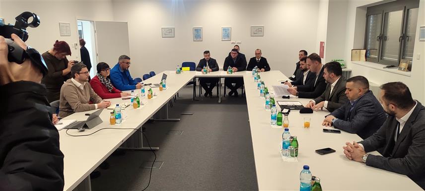 ЛАКТАШИ, 6. ФЕБРУАРА /СРНА/ - Министар спољне трговине и економских односа у Савјету министара Сташа Кошарац састао се у Лакташима са градоначелником Мирославом Бојићем и представницима привредних субјеката са којима ће, између осталог, разговарати о иницијативама за формирање слободнe зонe у овој локалној заједници.