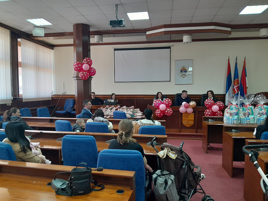 МРКОЊИЋ ГРАД, 6. ФЕБРУАРА /СРНА/ - Начелник општине Мркоњић Град Драган Вођевић данас је, поводом Дана општине, уприличио пријем за вишечлане породице те поручио да ова локална заједница има добру пронаталитетну политику.