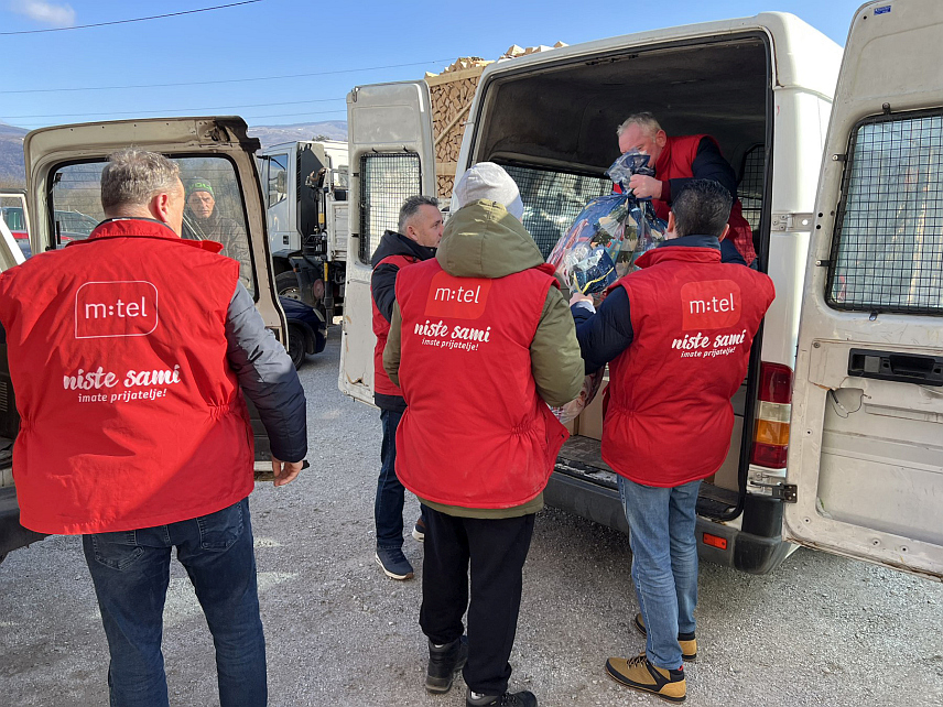 ДРВАР, 6. ФЕБРУАРА /СРНА/ – Компанија "М:тел" донирала је социјално угроженим повратницима у општини Дрвар 50 пакета хигијенских производа и хране, 40 д‌јечијих пакетића и 15 палета огревног дрвета.