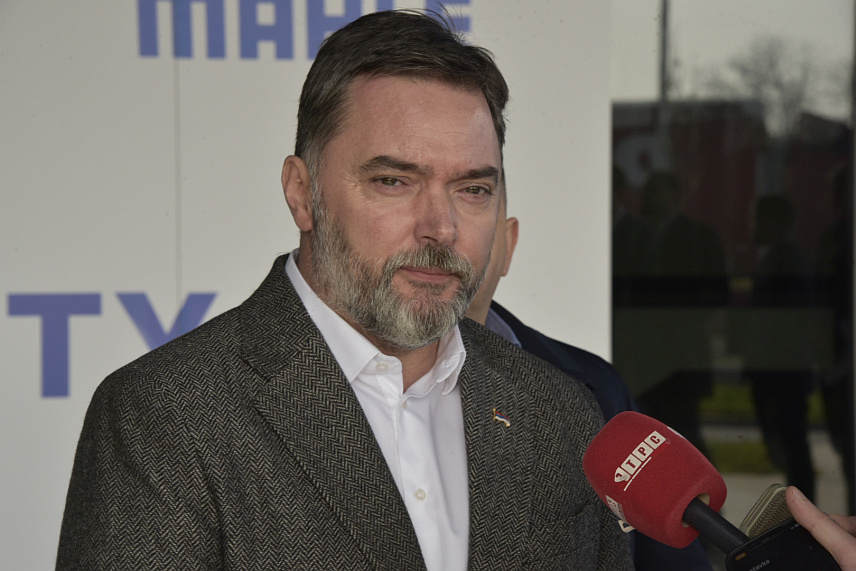 ЛАКТАШИ, 6. ФЕБРУАРА /СРНА/ - Министар спољне трговине и економских односа у Савјету министара Сташа Кошарац обраћање новинарима након састанака са градоначелником Лакташа Мирославом Бојићем у сједишту компаније "Мале електрикс драјвс" у Индустријској зони Александровац.