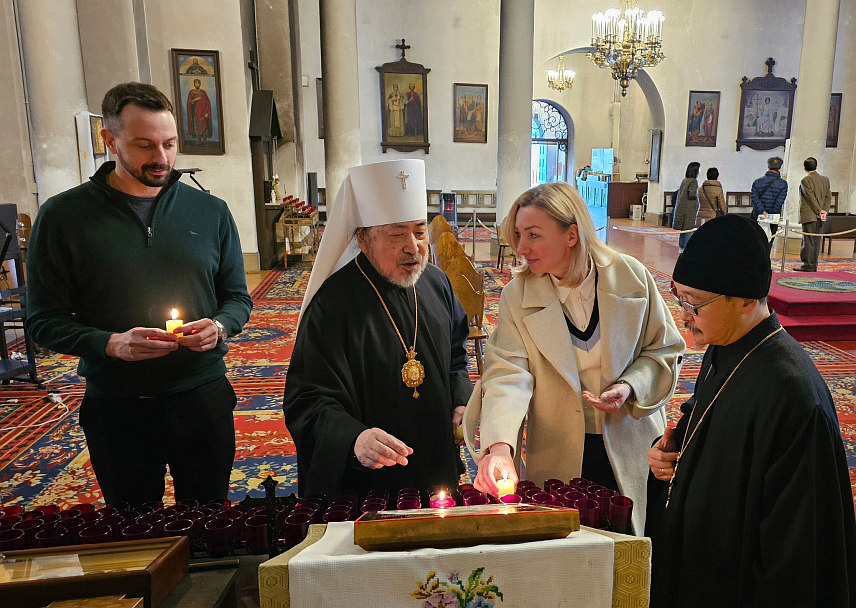 БЕОГРАД,6. ФЕБРУАРА /СРНА/ - Министар без портфеља у Влади Србије Татјана Мацура посјетила је Храм Васкрсења Христовог, једну најважнијих православних богомоља у Јапану, и митрополита Јапанске православне цркве Серафима упознала о тешком положају српског народа и православних манастира на Косову и Метохији.