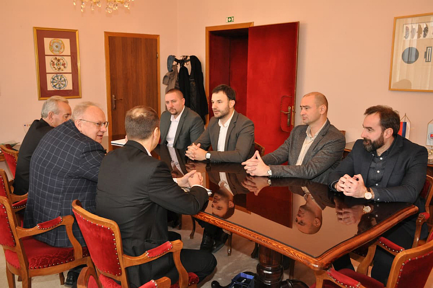 ПРИЈЕДОР, 6. ФЕБРУАРА /СРНА/ - Градоначелник Приједора Слободан Јавор је данас уприличио састанак с директором "Бање Врућице" Драганом Богданићем, вршиоцем дужности директора приједорске Болнице "Др Младен Стојановић" Мирославом Бијелићем и директором Дома здравља Приједор Милошем Марјановићем.