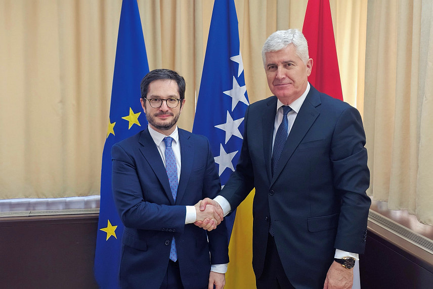 САРАЈЕВО, 6. ФЕБРУАРА /СРНА/ - Предсједавајући Дома народа Парламентарне скупштине БиХ Драган Човић разговарао је данас у Сарајеву са амбасадором Француске у БиХ Франсоом Делмасом.
