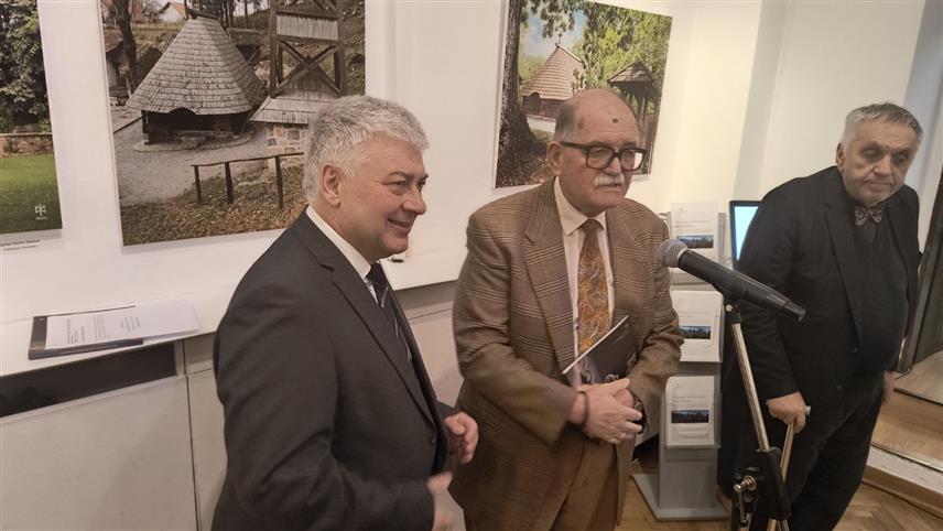 БЕОГРАД, 6. ФЕБРУАРА /СРНА/ - У Галерији науке и технике Српске академије наука и уметности /САНУ/ у Београду вечерас је отворена изложба фотографија "Цркве брвнаре Републике Српске - Чувари духовног живота и народне самосвести" аутора Станка Костића.