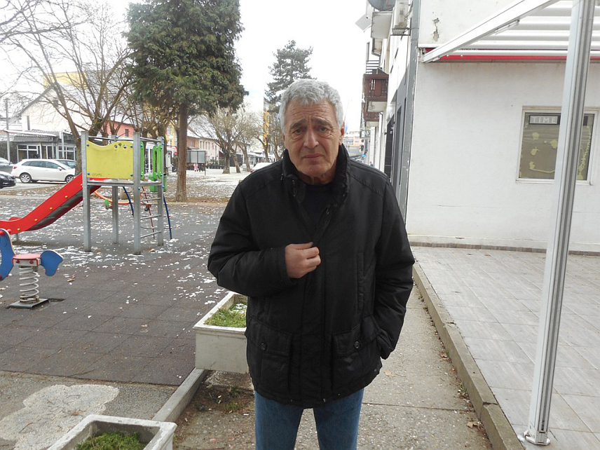 БРАТУНАЦ, 6. ФЕБРУАРА /СРНА/ - Начелник општине Братунац Лазар Продановић изјавио је Срни да табле са натписом добродошлице у Републику Српску на удаљености 50 метара од границе пуно значе за Српску као равноправан дио БиХ, као и за српски народ, те предложио да и надлежним у Србији буде упућена иницијатива да поред путева, који воде ка граничним прелазима поставе знакове "Република Српска".