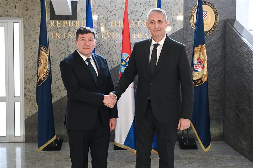 САРАЈЕВО, 7. ФЕБРУАРА /СРНА/ - Замјеник министра одбране у Савјету министара Славен Галић разговарао је у Загребу је са секретаром Министарства одбране Хрватске Томиславом Галићем.