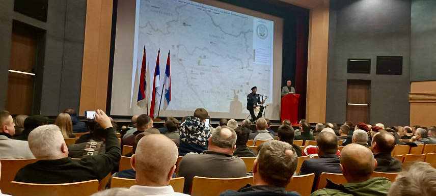 БИЈЕЉИНА, 7. ФЕБРУАРА /СРНА/ - У Центру за културу у Бијељини вечерас је представљена књига "Заштини пук Главног штаба Војске Републике Српске" аутора Горана Латиновића, а потом је приказан документарни филм "Прича поносног пука".