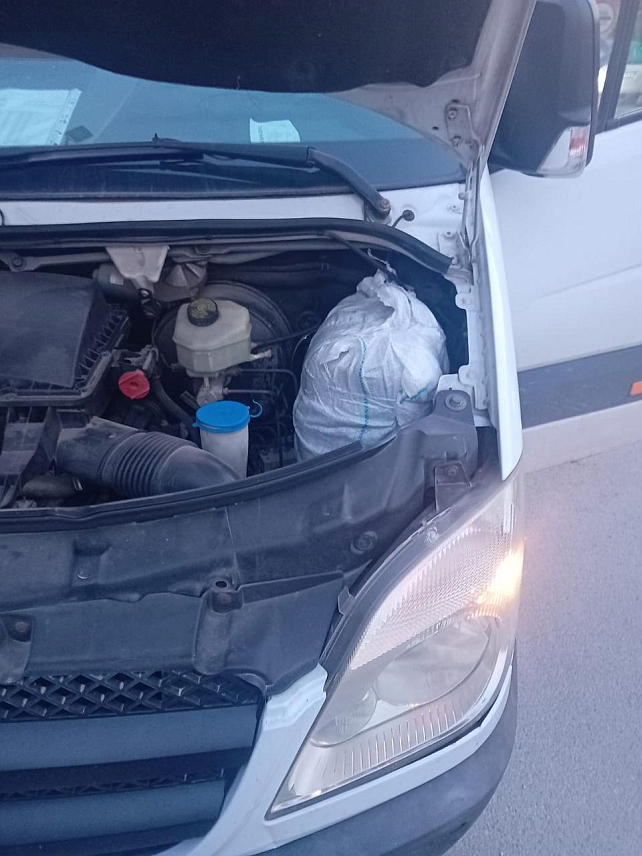 ПОДГОРИЦА, 10. МАРТА /СРНА/ - Гранична полиција ухапсила је педесетогодишњег држављанина Србије на граничном прелазу Драченовац на излазу из Црне Горе код којег су у теретном возилу пронађени новац, дуван и алкохол без акзицних маркица, као и нафта.