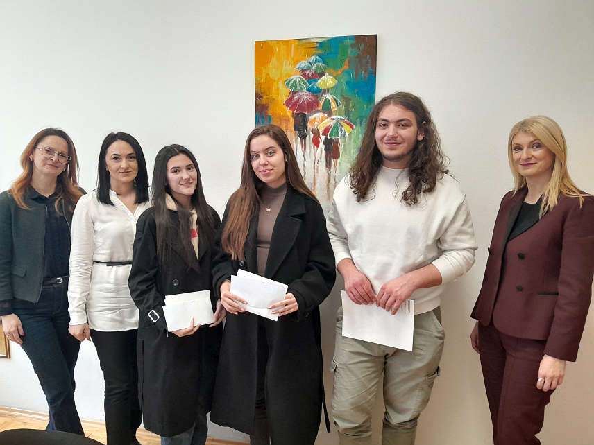 МРКОЊИЋ ГРАД, 10. МАРТА /СРНА/ - Мркоњићка Гимназија расписала је конкурс о теми "Лијепо је вољети" на којем је побиједио ученик Никола Ђурановић са пјесмом "Жеља". Друго мјесто освојила је ученица Ивана Вођевић са пјесмом која носи име конкурса, а треће Марија Трубић која је написала пјесму "Тамној ноћи".	