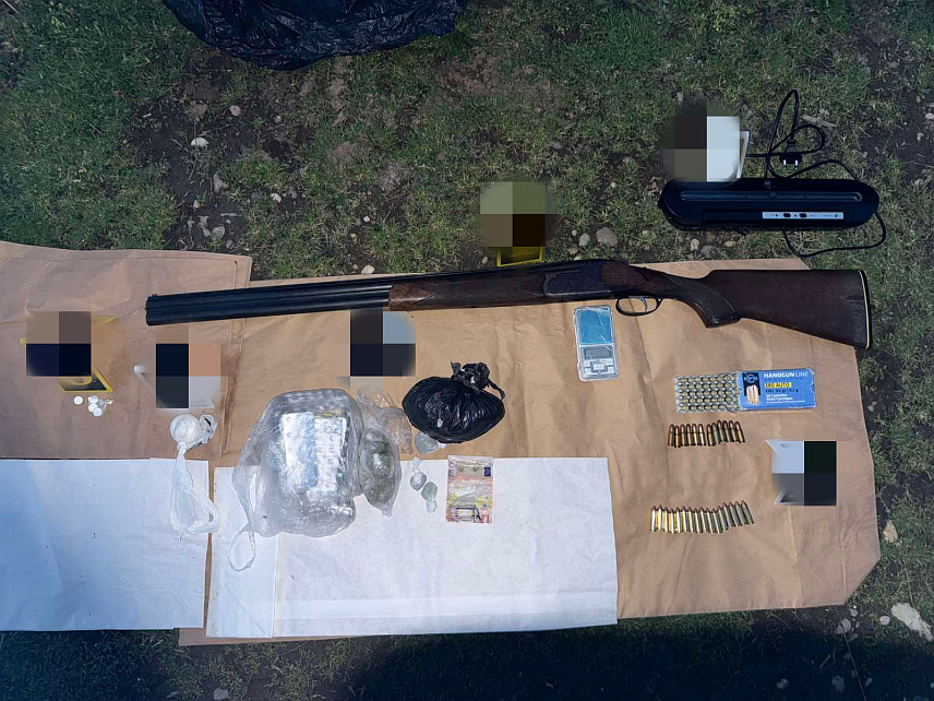 БИЈЕЉИНА, 10. МАРТА /СРНА/ - У Бијељини је ухапшен мушкарац чији су иницијали Н.И, код којег је пронађено 39,5 грама спида, 168 грама марихуане и 536 различитих врста дроге у таблетама.	