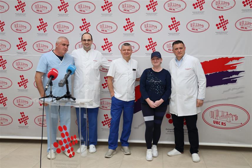 БАЊАЛУКА, 10. МАРТА /СРНА/ - Тим Клинике интензивне медицине за нехируршке гране Универзитетског клиничког центра Републике Српске једини је у региону извео процедуру транспорта хеликоптером пацијента прикљученог на вјештачка плућа из једне у другу здравствену установу.