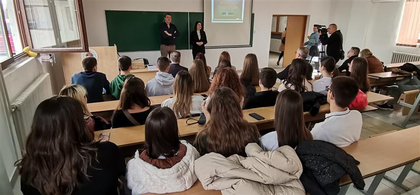 ДОБОЈ, 10. МАРТА /СРНА/ - За ученике основних и средњих школа из Добоја данас су почеле радионице у оквиру пројекта "Проговори да видим ко си" о побољшању говорних навика с циљем да се код младих смањи број поштапалица у говору и неразговјетност, те да се ослободе страха од јавног наступа.