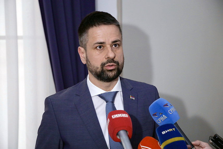 САРАЈЕВО, 10. МАРТА /СРНА/ - Министар финансија и трезора у Савјету министара Срђан Амиџић изјавио је данас да је бошњачки члан Председништва Денис Бећировић кривац за данашње неусвајање буџета инсиституција БиХ и истакао да сви који су незадовољни могу да позову телефоном његов кабинет