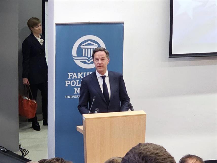 САРАЈЕВО, 10. МАРТА /СРНА/ -Генерални секретар НАТО-а Марк Руте изјавио је данас у Сарајеву да зна да у БиХ постоје разлике у мишљењу када је ријеч о приступању НАТО-у, али да је одлука о чланству суверена одлука сваке земље.