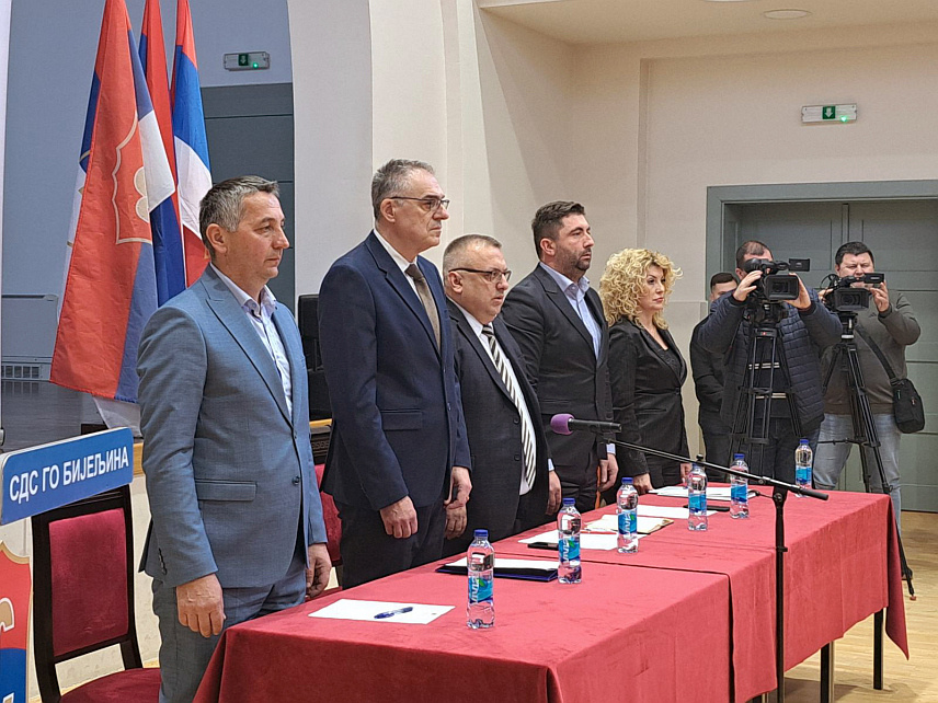 БИЈЕЉИНА, 10. МАРТА /СРНА/ - Главни одбор СДС-а усвојио је данас декларацију о, како се наводи, заштити и очувању Републике Српске и најавио покренутање иницијативе за формирање "владе у сјенци".