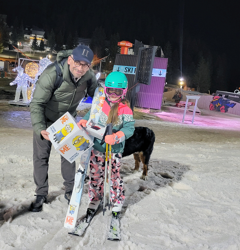 ЈАХОРИНА, 10. МАРТА /СРНА/ - Директор Олимпијског центра "Јахорина" Дејан Љевнаић уручио је вечерас осмогодишњој Лени Деменеску из Новог Сада скијашку опрему као јубиларном тристахиљадитом скијашу ове сезоне.