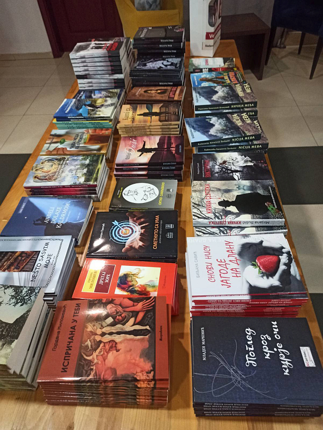 ЗВОРНИК, 10. МАРТА /СРНА/ - У зворничком Дому омладине вечерас је одржана хуманитарна акција под називом "Култура у служби хуманости" на којој су писци и пјесници продајом својих књига учествовали у прикупљању помоћи за лијечење тешко обољелих Марије и Слађане Мићић и Тање Продановић из Зворника.