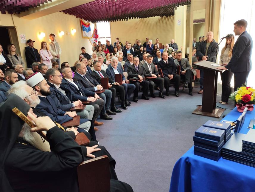 СРЕБРЕНИЦА, 11. МАРТА /СРНА/ - На свечаној сједници Скупштине општине Сребреница, поводом 11. марта - Дана општине, уручене су награде и признања заслужним појединцима и колективима, а Плакета са златним грбом општине додијељена је Министарству пољопривреде, водопривреде и шумарства Републике Српске.