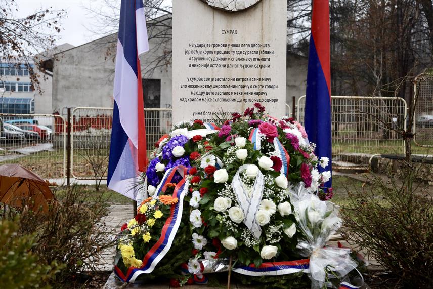 ИСТОЧНО НОВО САРАЈЕВО, 11. МАРТА /СРНА/ - Код Спомен-обиљежја у дворишту Основне школе "Свети Сава" у Источном Новом Сарајеву данас је служен помен и положени су вијенци за страдалу дјецу Српског Сарајева у протеклом Одбрамбено-отаџбинском рату. Помену су, осим чланова породица настрадале дјеце, присуствовали директор школе Жељка Топалић, ђаци и наставници, градоначелник Источног Сарајева Љубиша Ћосић, начелници градских општина, те представници борачких организација.	