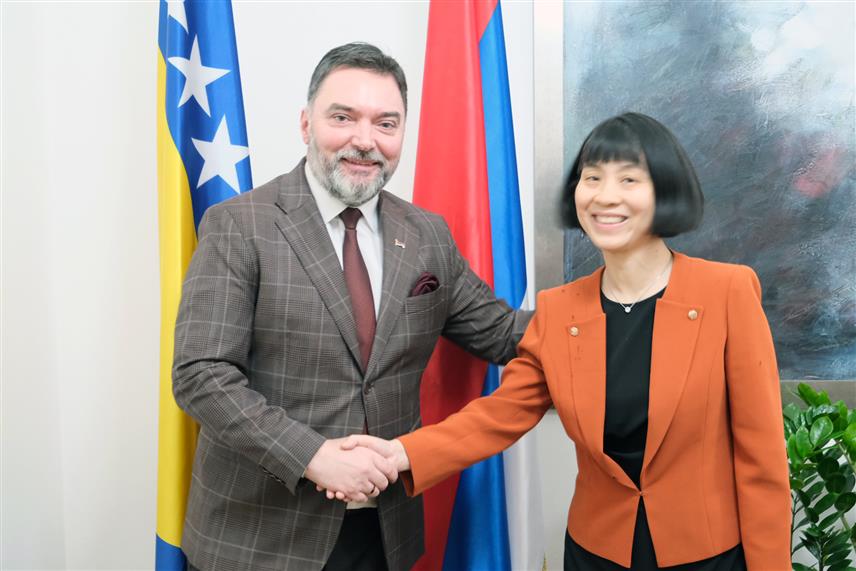 САРАЈЕВО, 11. МАРТА /СРНА/ - Замјеник предсједавајуће Савјета министара Сташа Кошарац и новоименовани амбасадор Кине у БиХ Ли Фан састали су се данас у Сарајеву.	