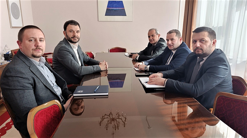 ПРИЈЕДОР, 11. МАРТА /СРНА/ - Градоначелник Приједора Слободан Јавор, директор Републичке управе за геодетске и имовинско-правне послове /РУГИПП/ Драган Станковић и главни републички правобранилац Милимир Говедарицa разговарали су данас о актуелним питањима из имовинскоправне области у Приједору која су у надлежности ових републичких институција.