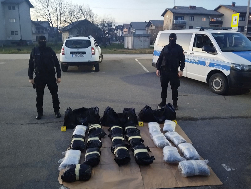 ПРИЈЕДОР, 11. МАРТА /СРНА/ - Три лица ухапшена су у акцији кодног назова "Егзотик", усмјереној на спречавање производње и промета дроге, а у току су претреси на више локација на подручју Приједора, Козарске Дубице и Градишке.