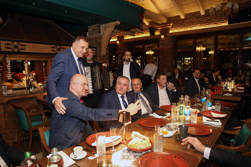 БАЊАЛУКА, 11. МАРТА /СРНА/ - Предсједник Републике Српске Милорад Додик истакао је да вечерас са министрима у Влади Српске, народним посланицима и коалиционим партнерима у опуштеној атмосфери, јединствено и сложно обиљежава право Српске да суверено доноси одлуке и гради будућност. /ФОТО: Борислав Здриња/