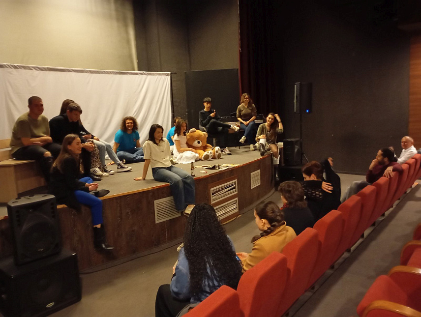 БРАТУНАЦ, 11. МАРТА /СРНА/ - У ревијалном дијелу програма Међународних дана позоришта "Театрофест Братунац" вечерас је Поетски театар из Обреновца одиграо представу "Мали велики људи" по мотивима текста Сање Вељковић.